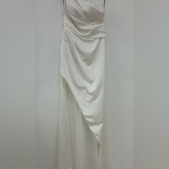 Vera Wang One Shoulder Cream Gown - Picture 4 of 9